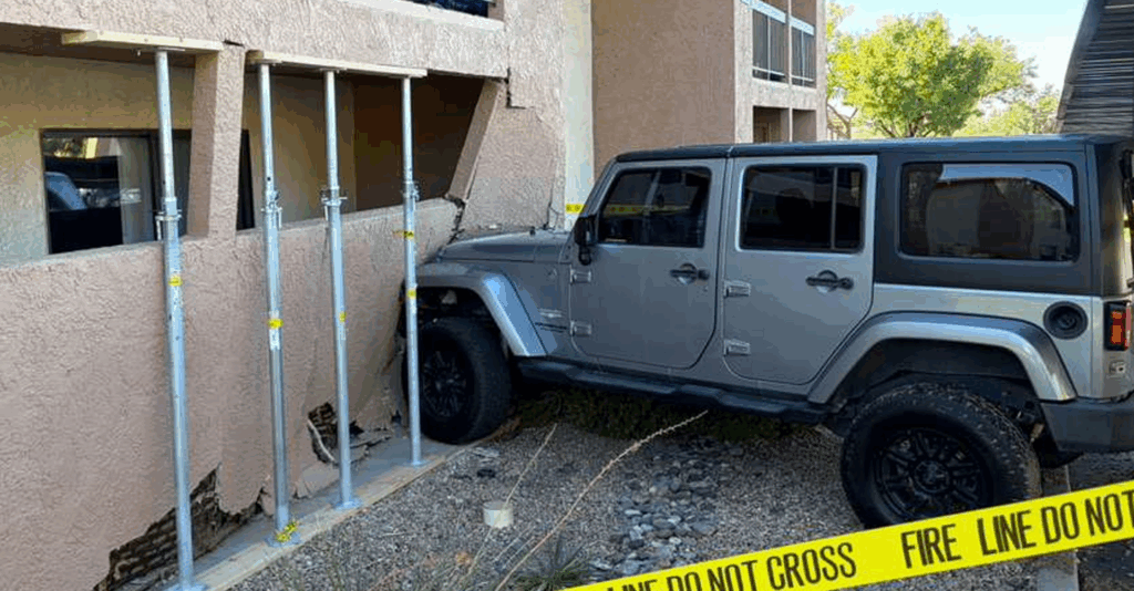 Conductor pierde el control y se impacta contra apartamentos en Coors y Montaño